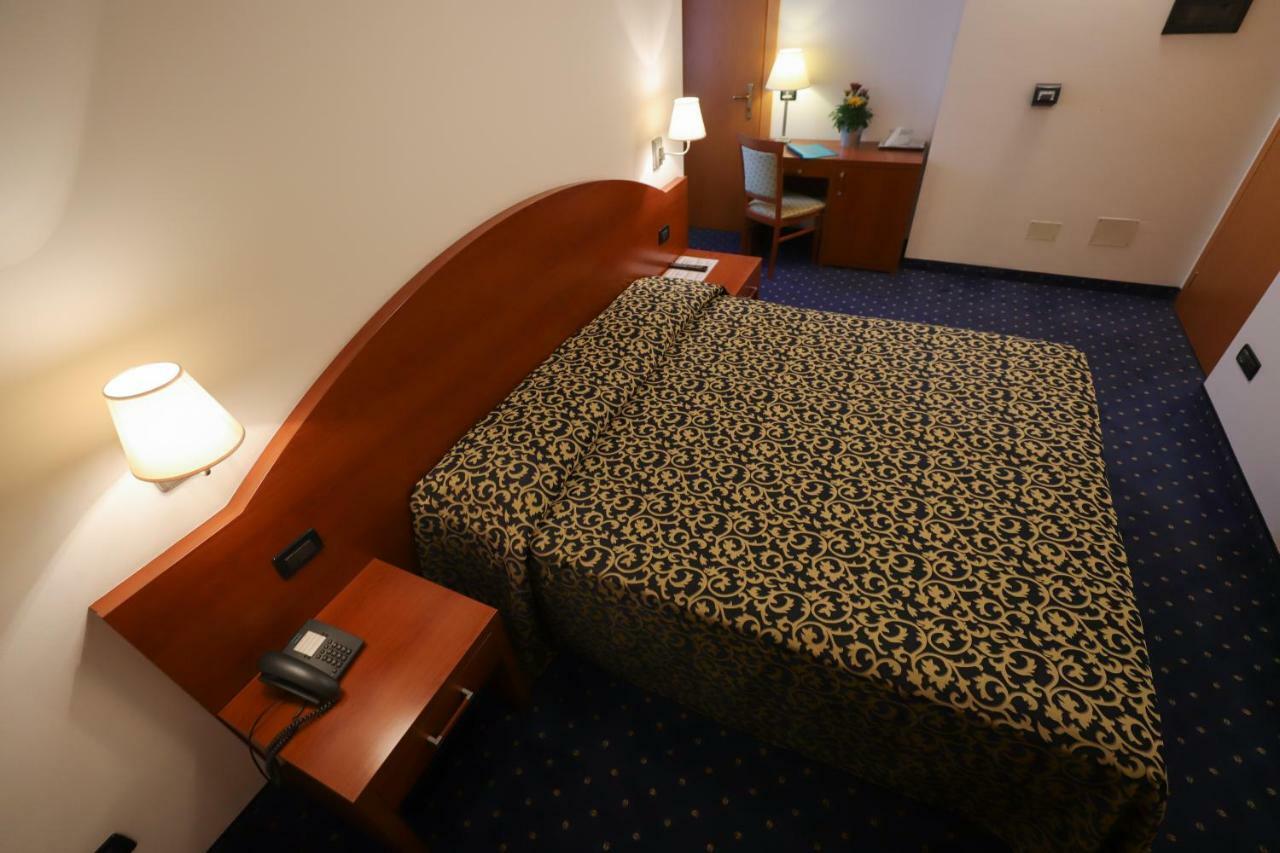 לאזיסה Hotel Da Roberto מראה חיצוני תמונה