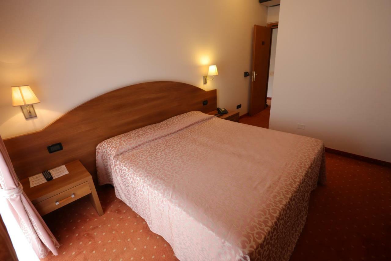 לאזיסה Hotel Da Roberto מראה חיצוני תמונה