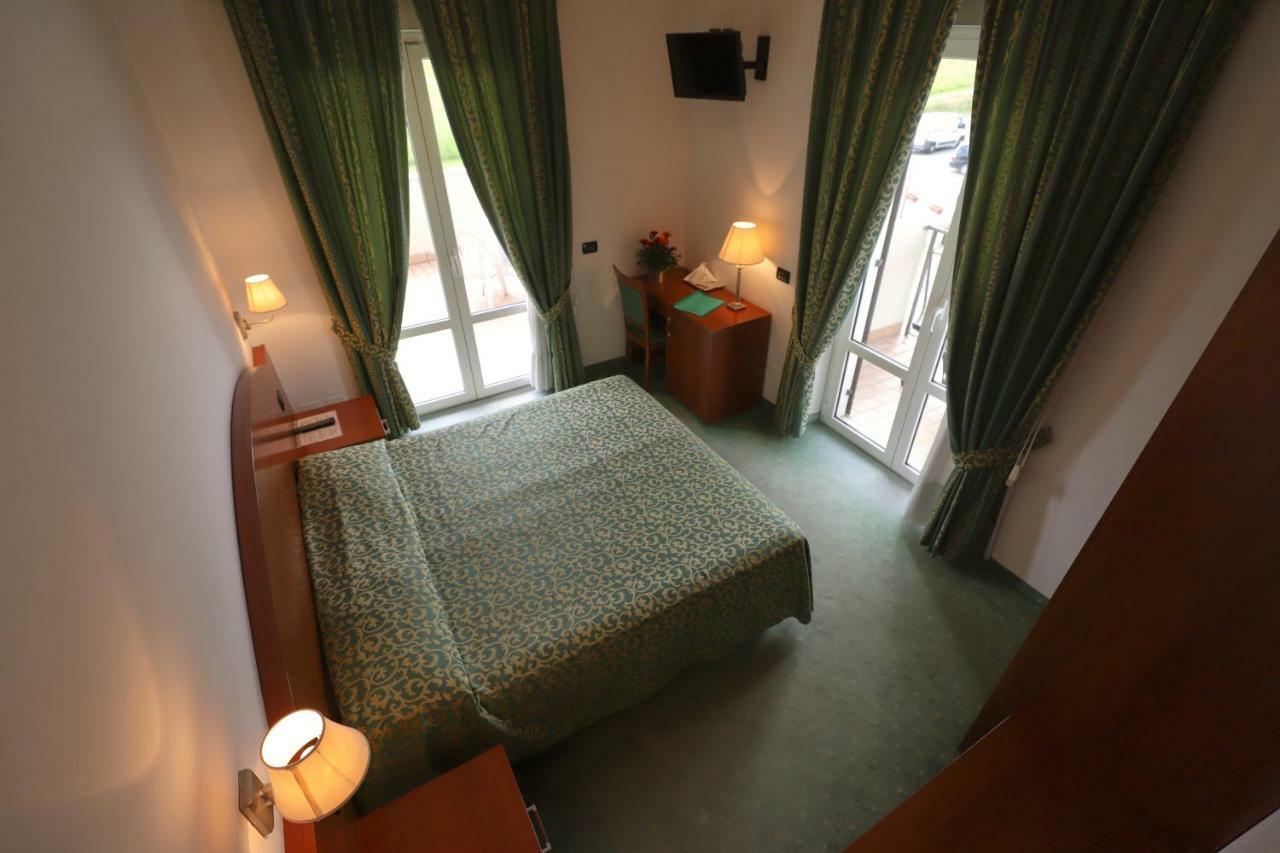 לאזיסה Hotel Da Roberto מראה חיצוני תמונה